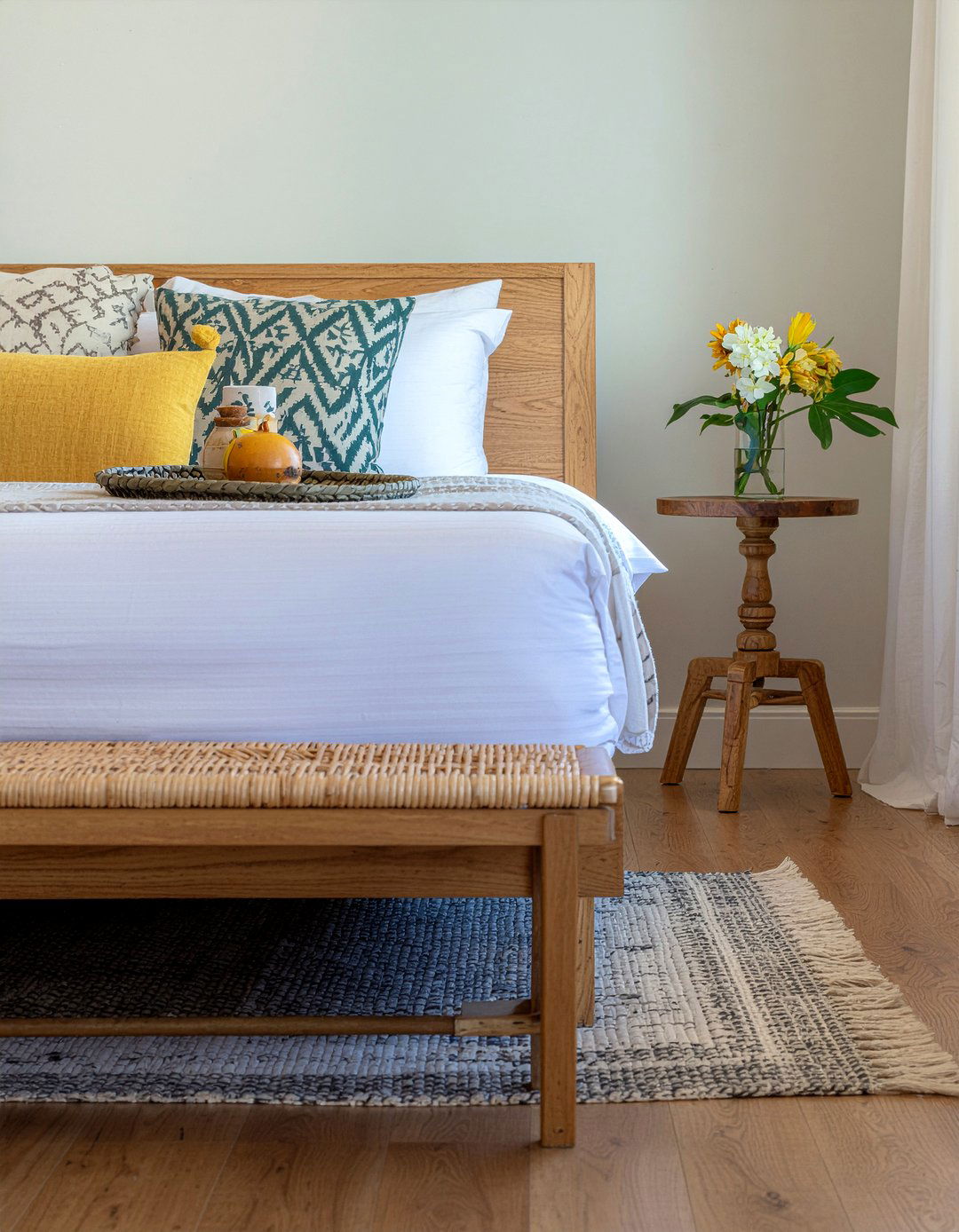 Bench at foot of bed - 30 Norwegian bedroom ideas