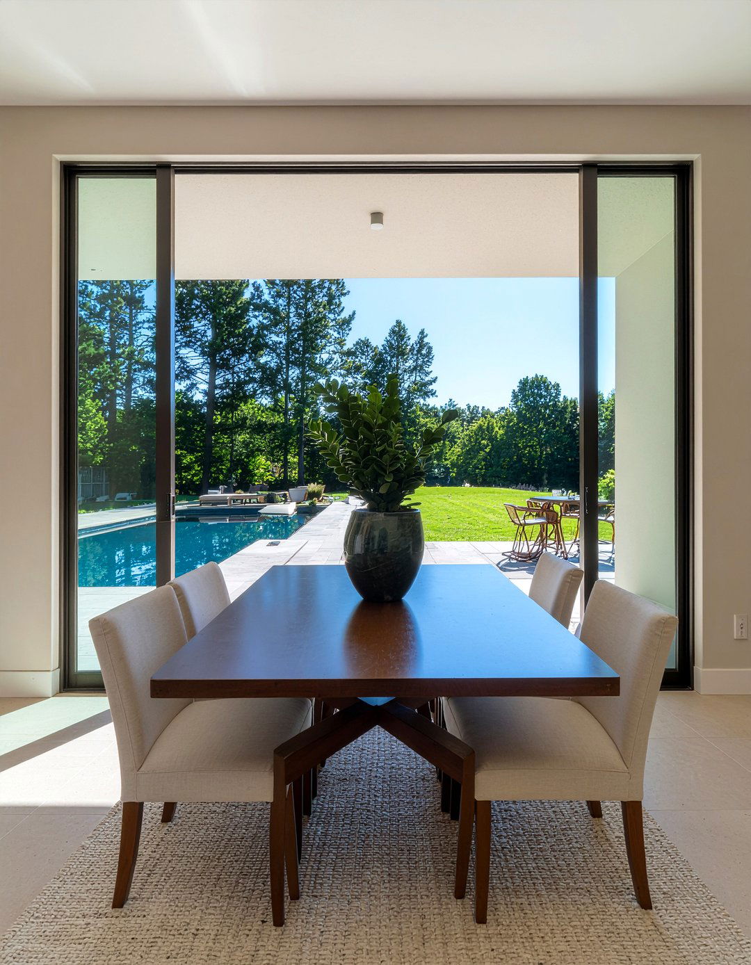 Bifold dining room doors - 30 bright dining room ideas