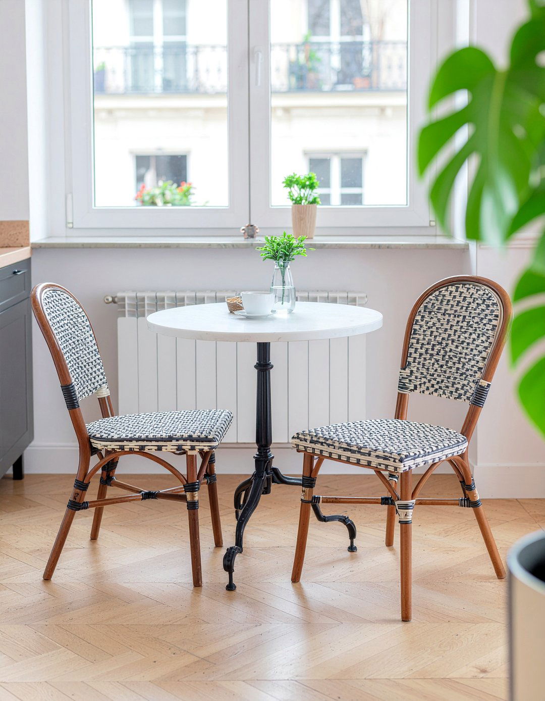 Bistro kitchen chairs - 30 Parisian kitchen ideas