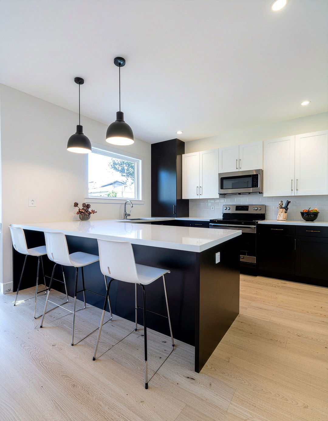 Black And White Kitchen With Breakfast Bar - 30 black and white kitchen ideas