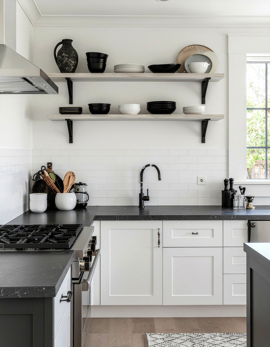 Black And White Kitchen With Open Shelving - 30 black and white kitchen ideas