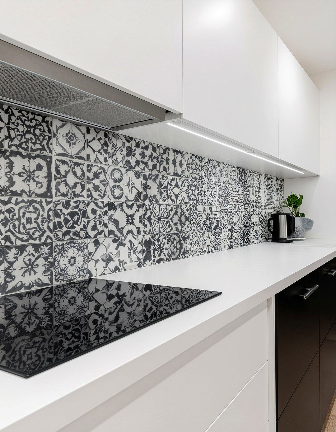 Black And White Patterned Tile Backsplash - 30 black and white kitchen ideas