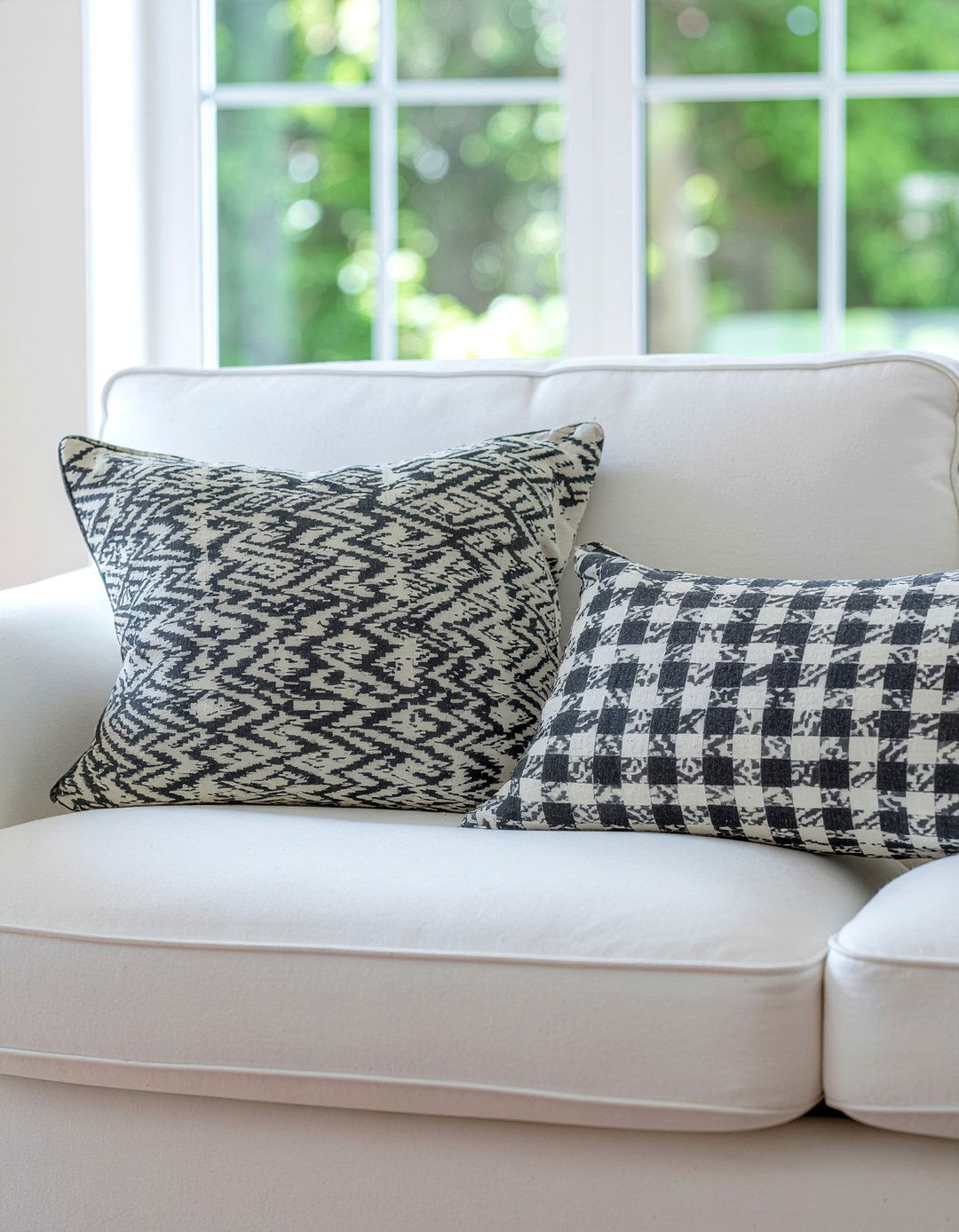Black And White Pillows - 30 living room throw pillow arrangement