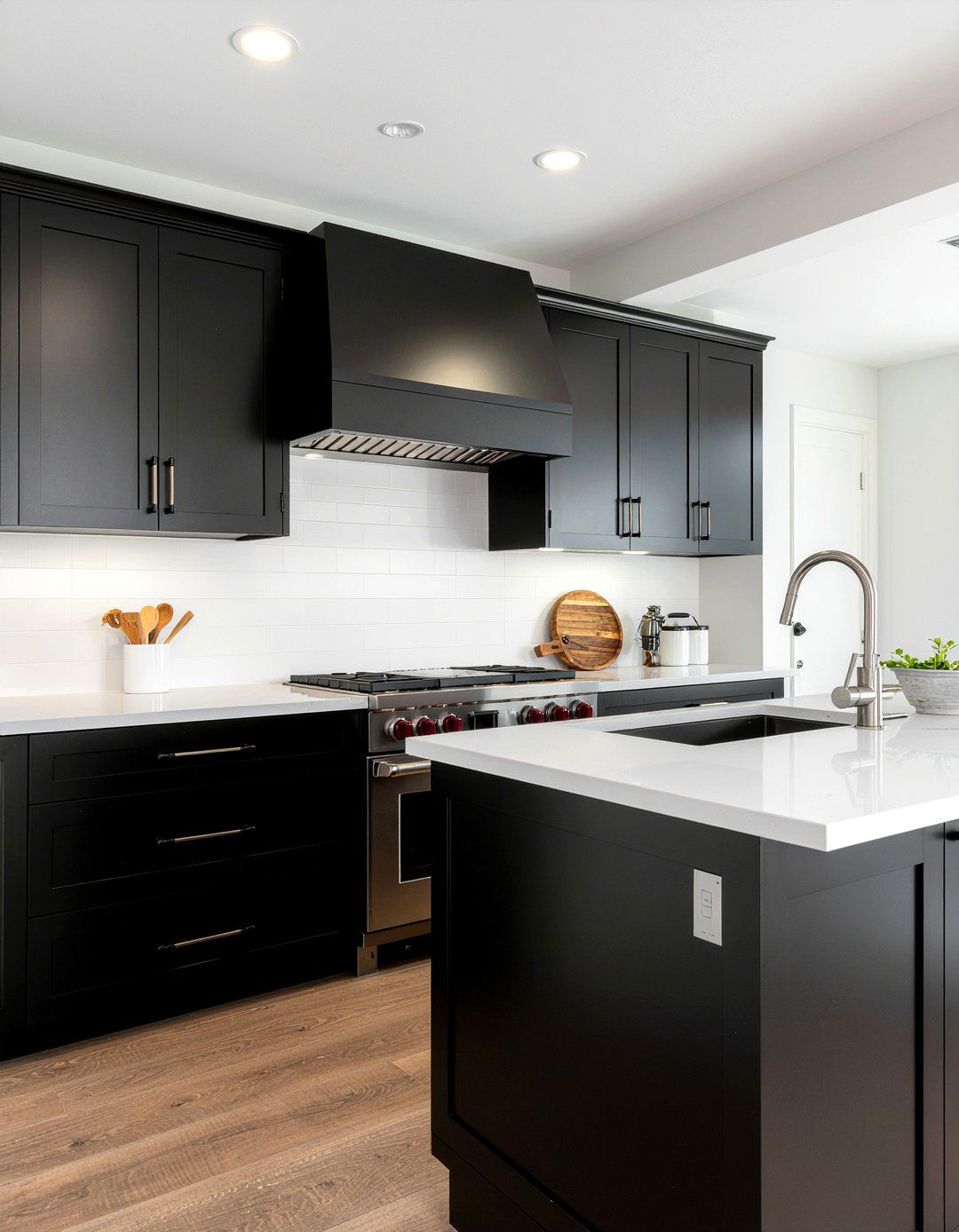 Black Farmhouse Kitchen - 30 all black kitchen ideas