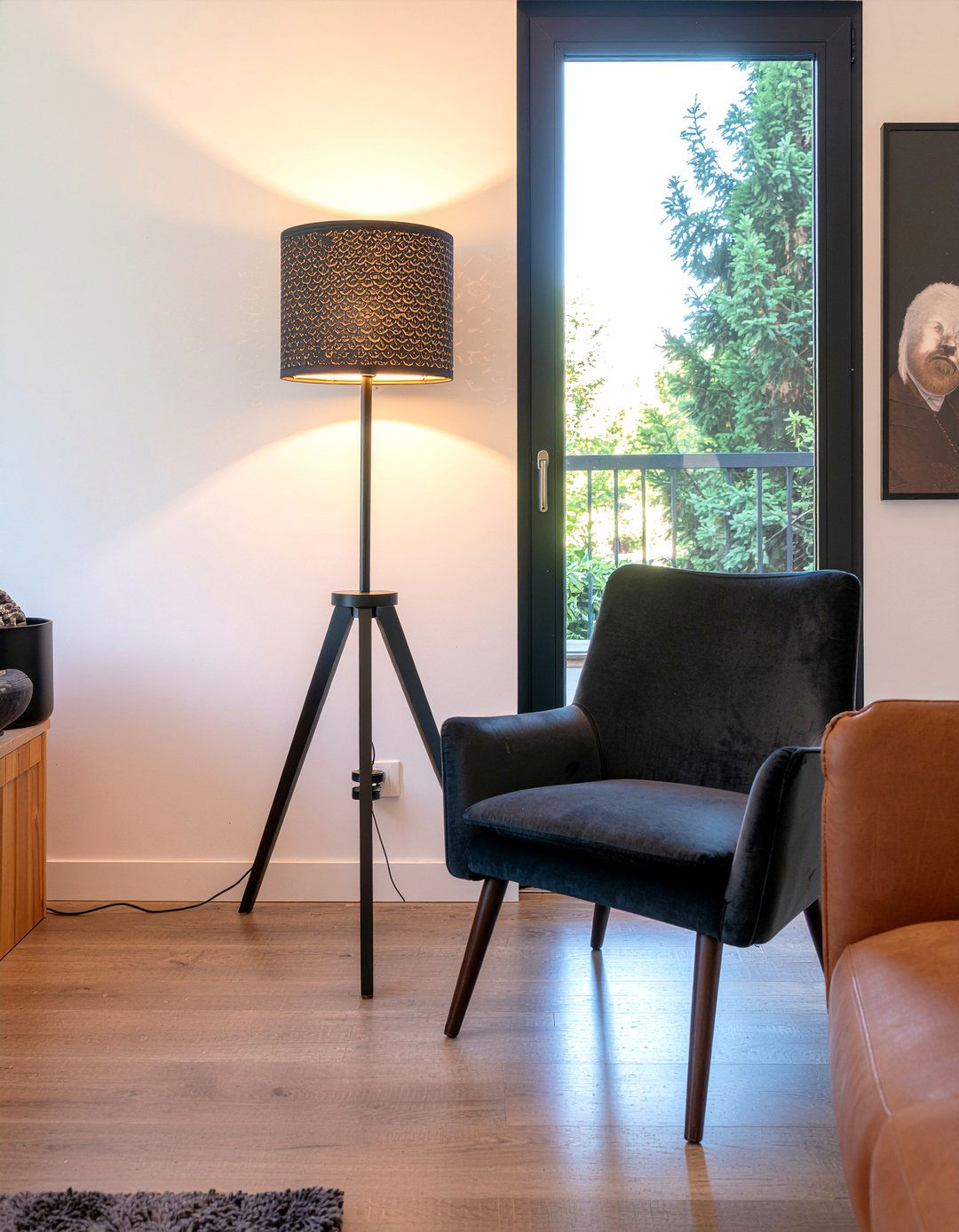 Black Floor Lamp - 30 all black living room ideas