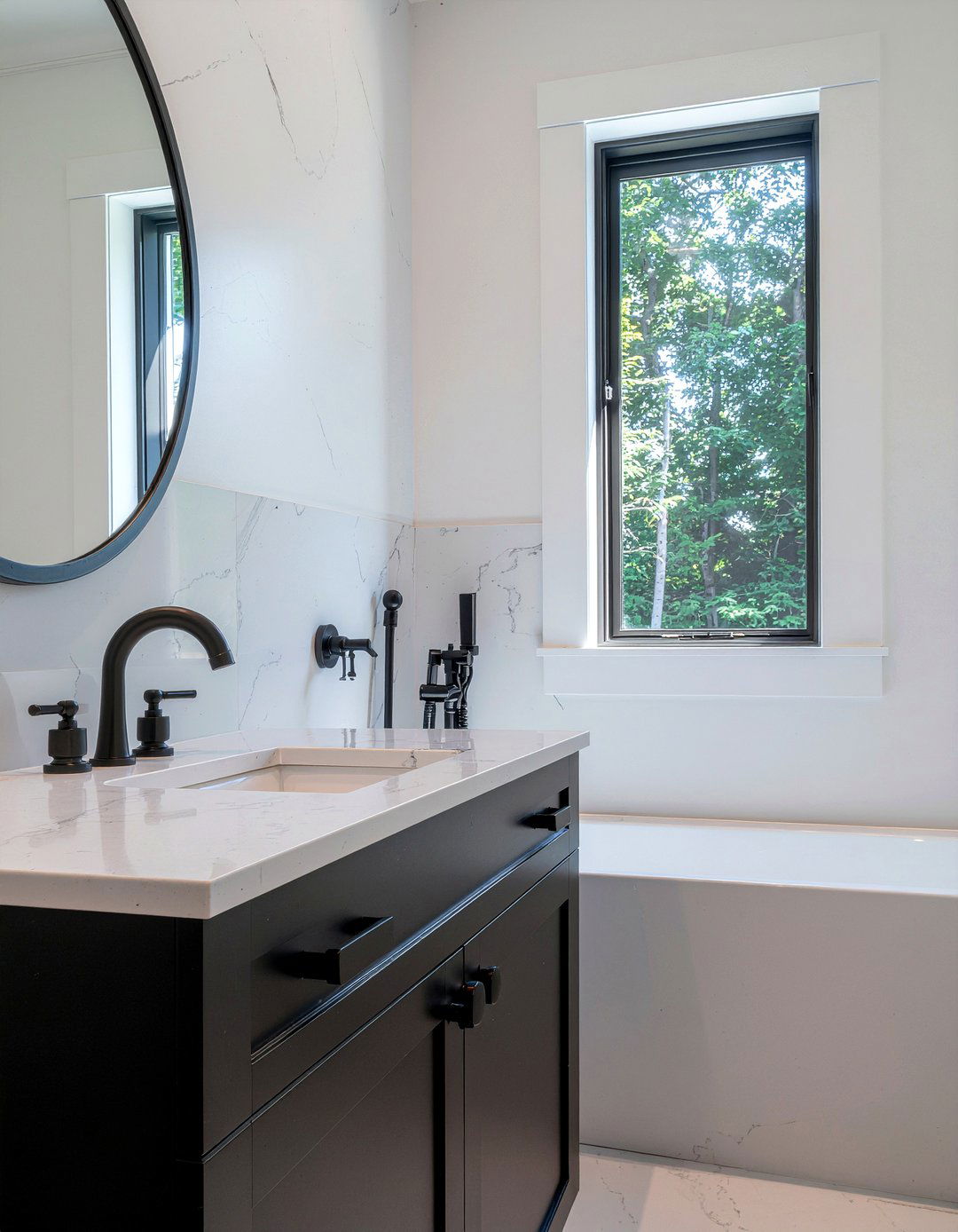 Black Hardware - 30 bathroom focal point ideas