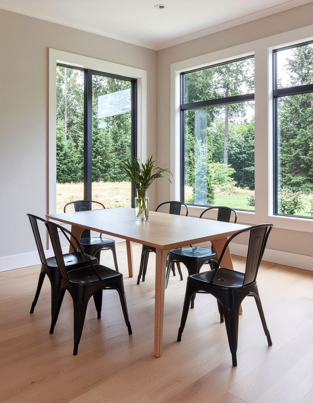 Black Metal Dining Chair - 30 rustic modern dining room ideas