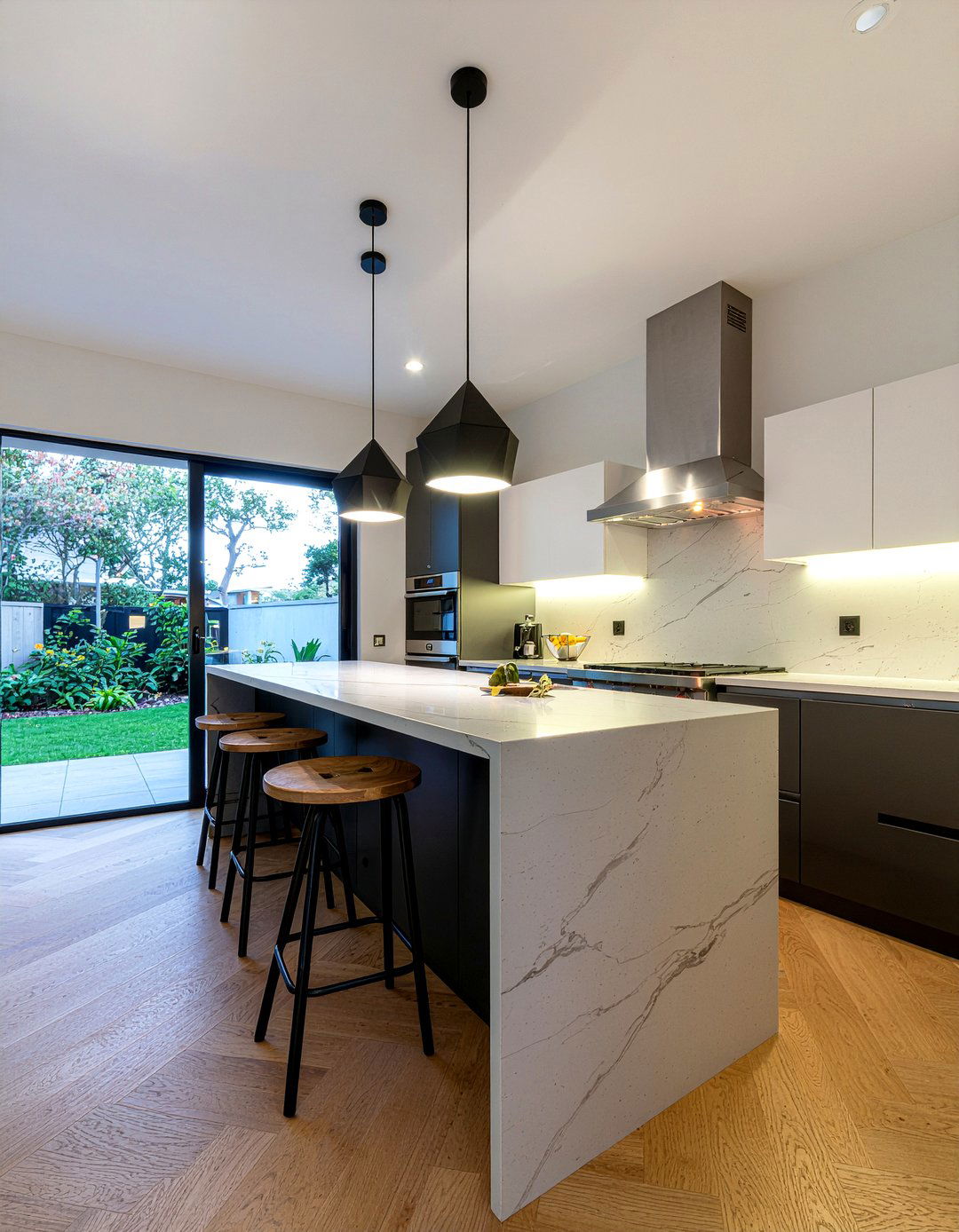 Black Pendant Lighting - 30 modern kitchen ideas