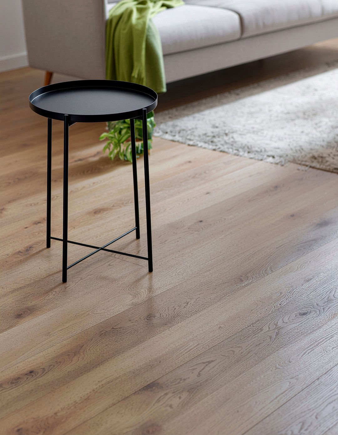 Black Side Table - 30 living room black furniture ideas