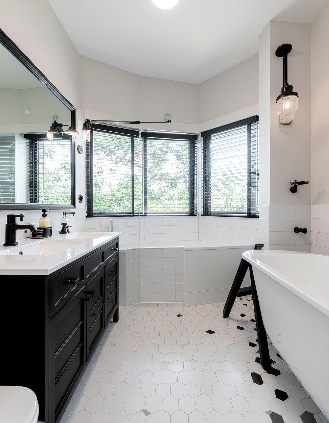 Black and white hexagon - 30 mosaic bathroom ideas