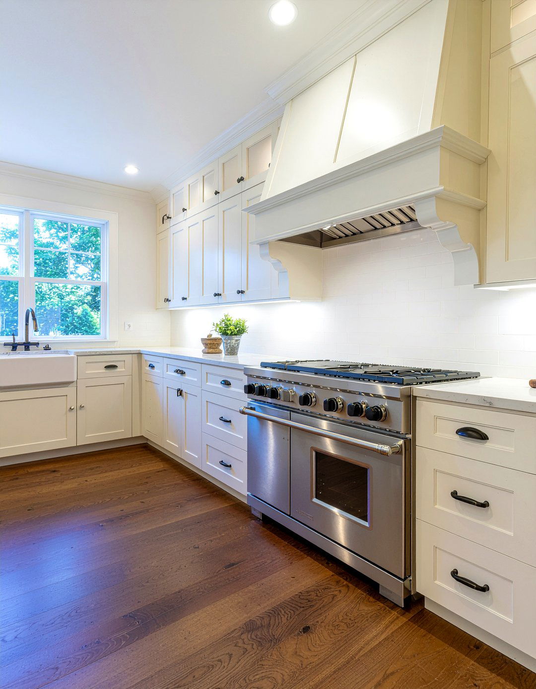 Black cup pulls farmhouse kitchen - 30 black kitchen hardware ideas