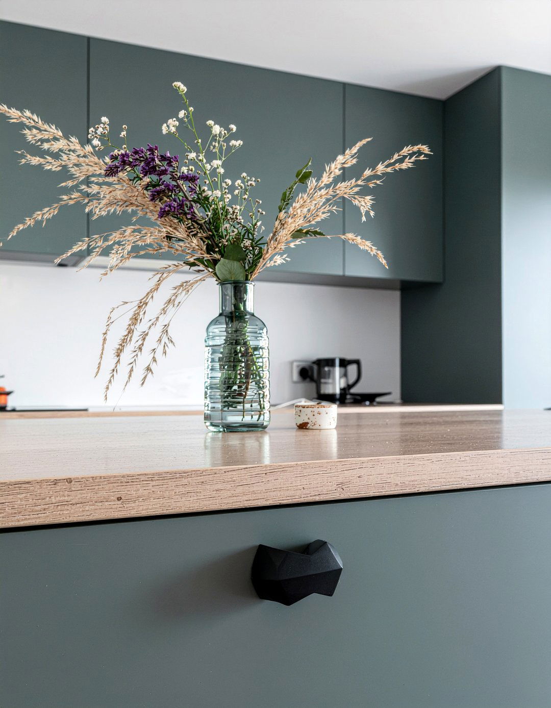 Black geometric cabinet knobs - 30 black kitchen hardware ideas