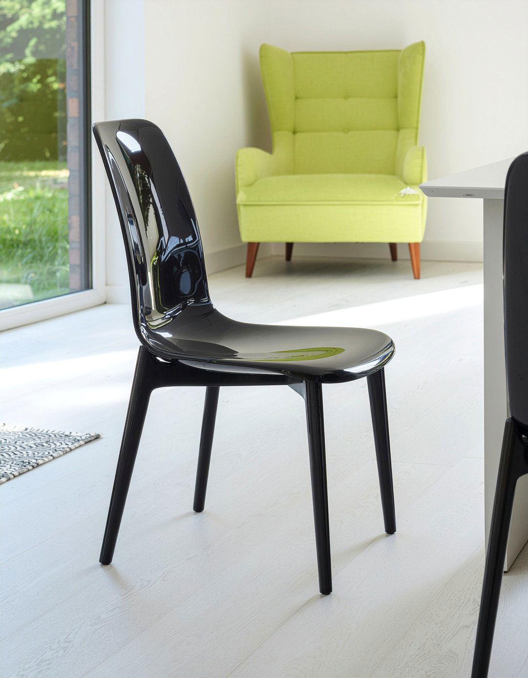 Black ghost chair - 30 ghost dining chair ideas