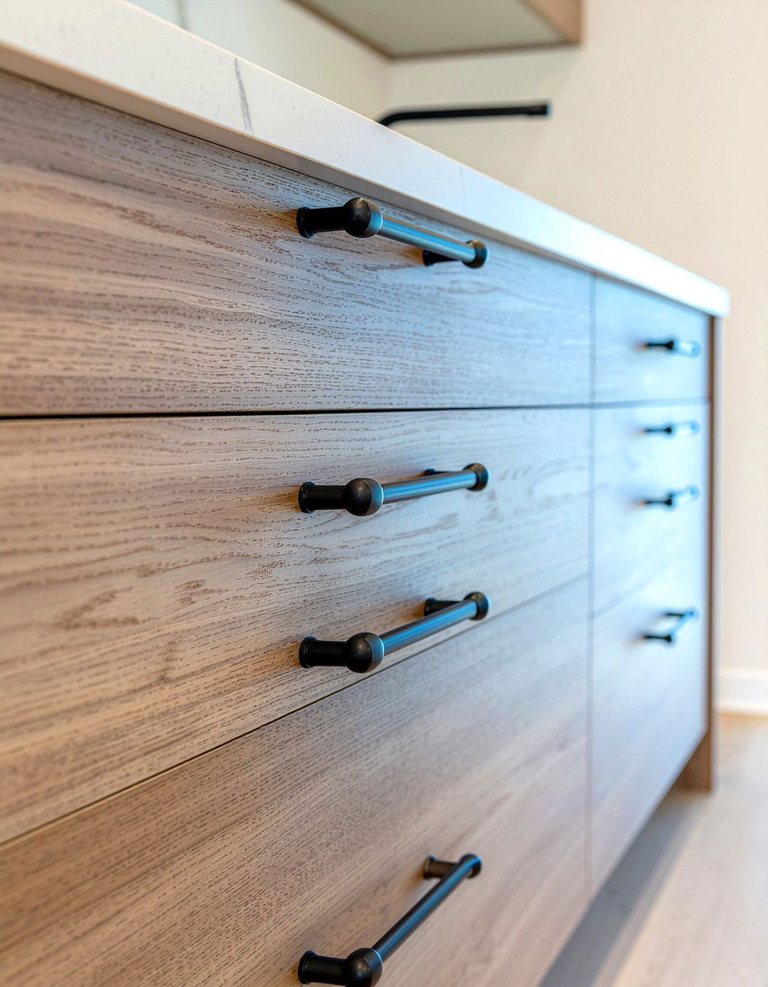 Black hardware accents - 30 modern farmhouse kitchen ideas