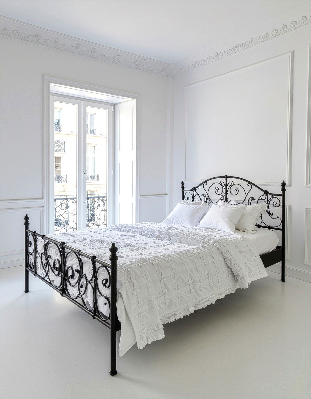 Black iron bed - 30 Parisian bedroom ideas