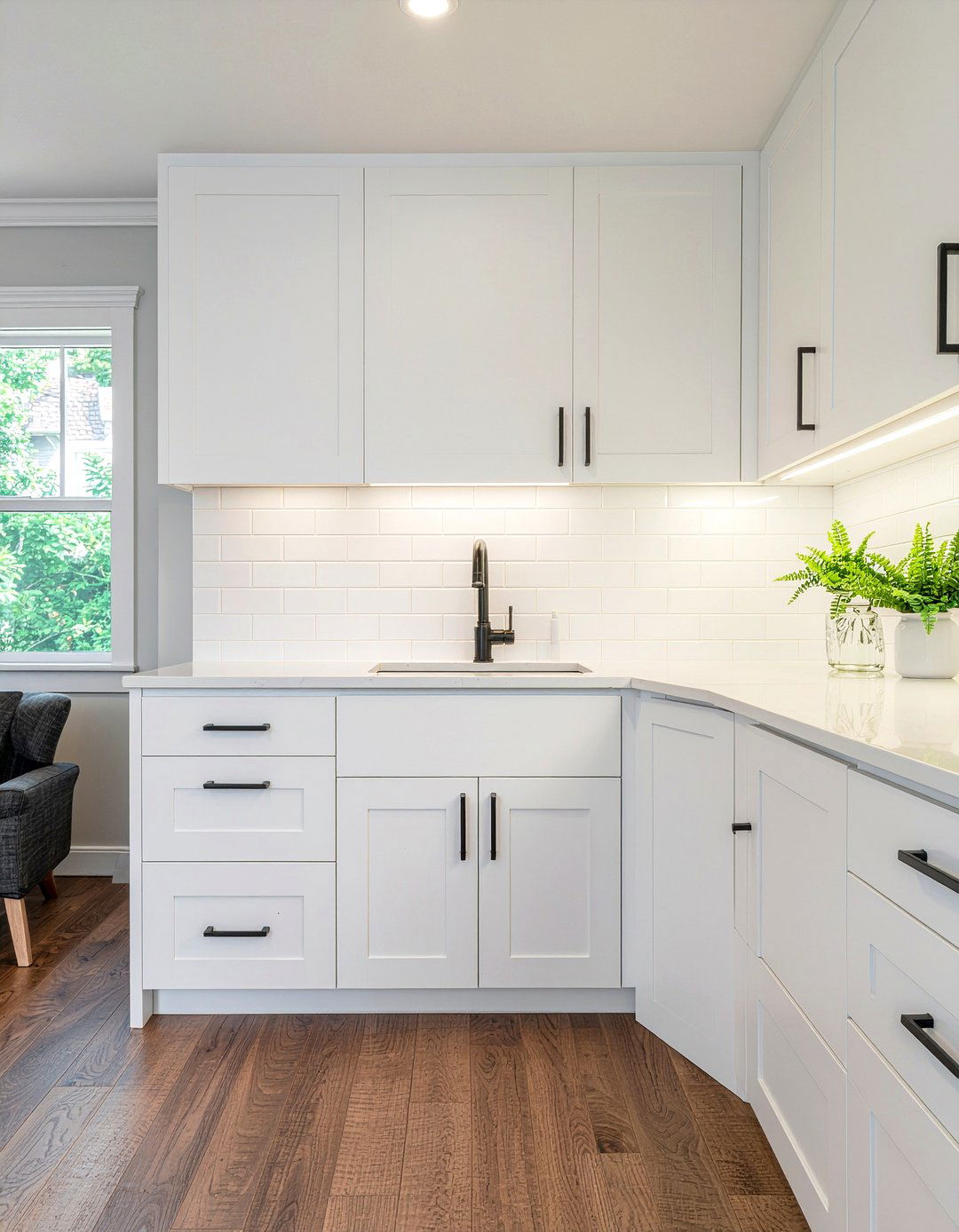 Black kitchen hardware - 30 kitchen remodel ideas