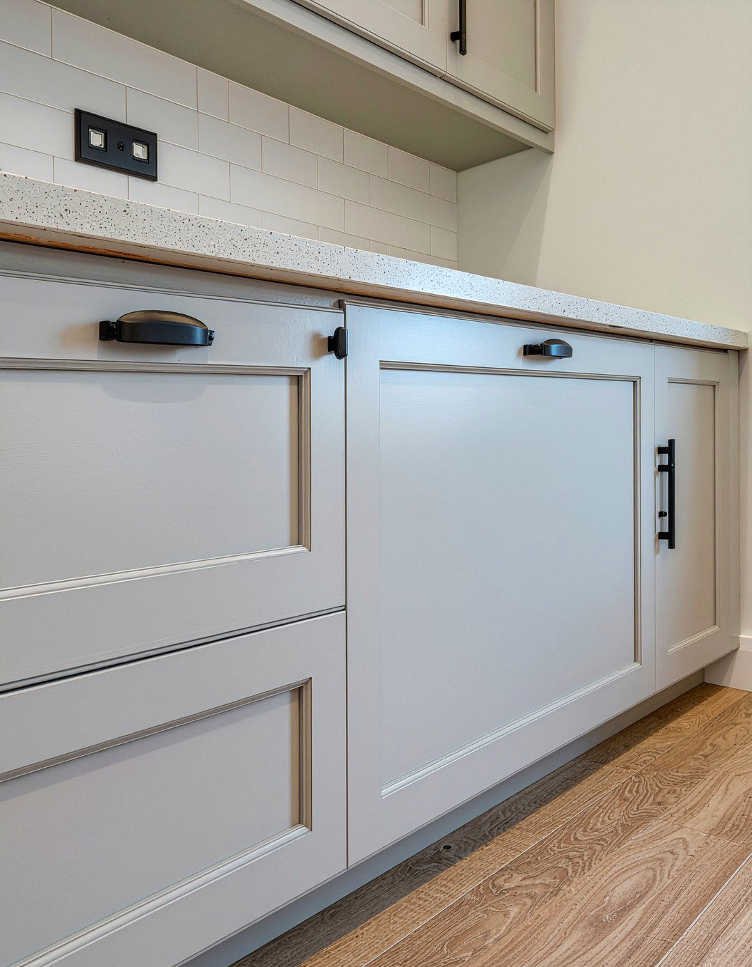 Black kitchen hinges - 30 black kitchen hardware ideas