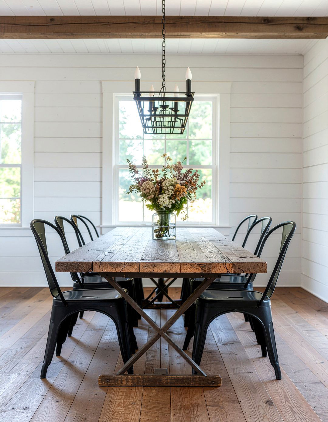 Black metal accents - 30 rural dining room ideas