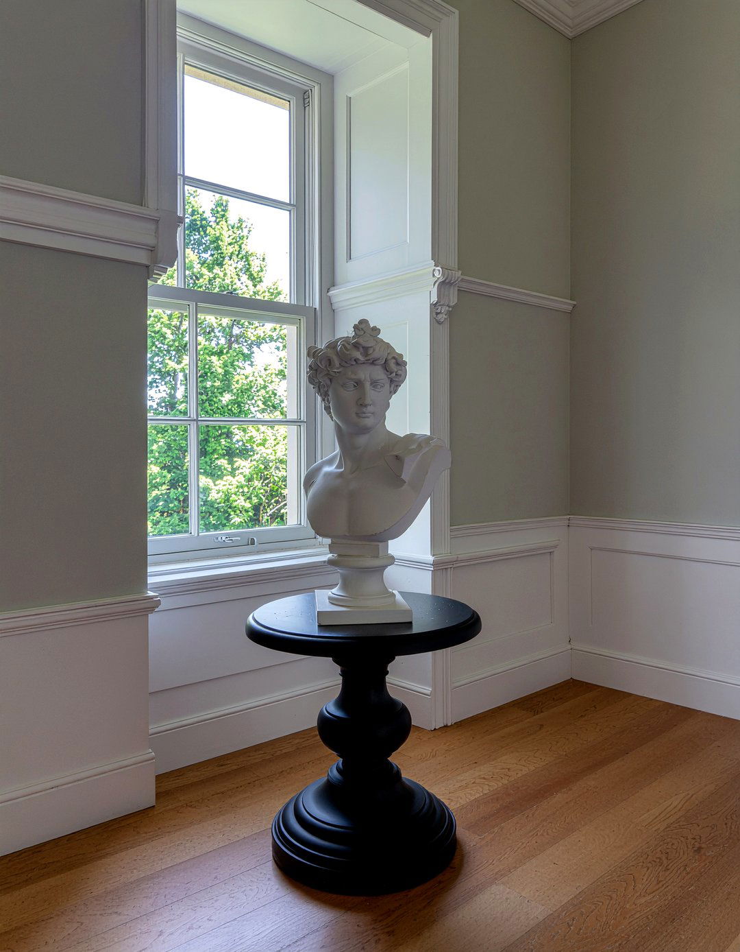 Black pedestal stand - 30 gothic bedroom ideas