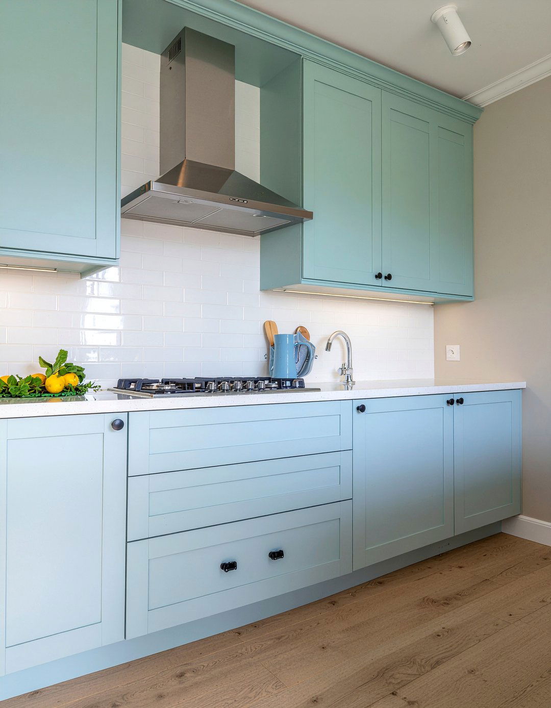 Black round knobs for drawers - 30 black kitchen hardware ideas