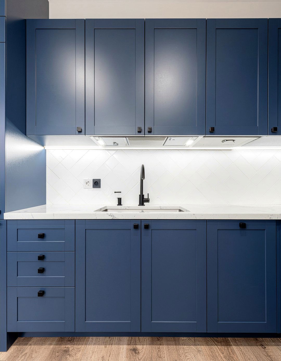 Black square cabinet knobs - 30 black kitchen hardware ideas