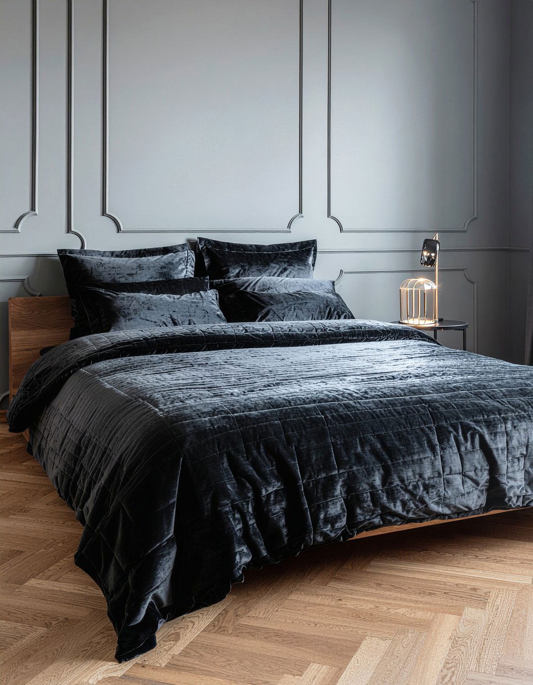 Black velvet bedding - 30 gothic bedroom ideas
