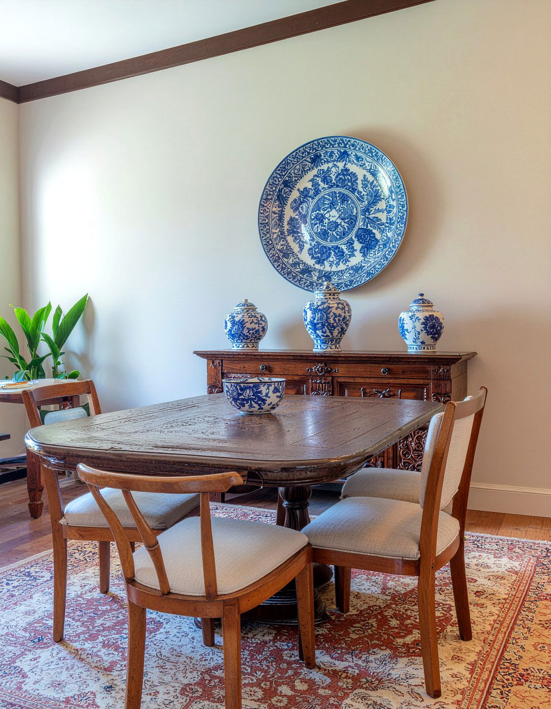 Blue And White Porcelain - 30 heritage home dining room ideas