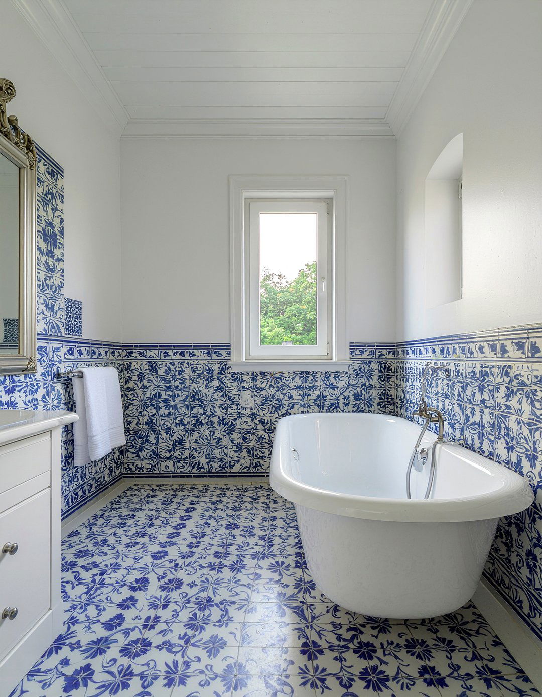 Blue and white azulejo bathroom - 30 Portuguese tile bathroom ideas