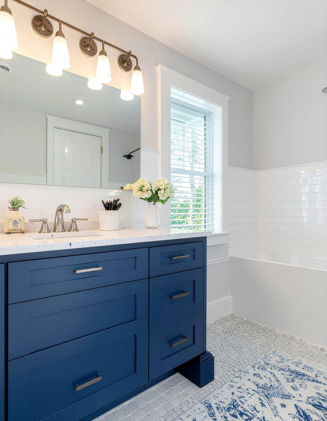 Blue and white bathroom - 30 kids bathroom ideas