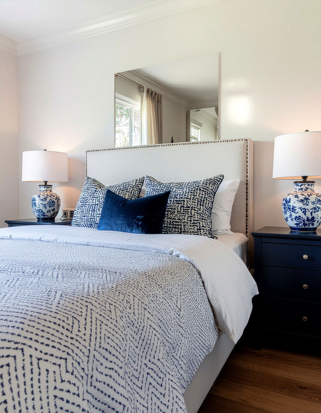 Blue and white bedroom - 30 serene bedroom ideas