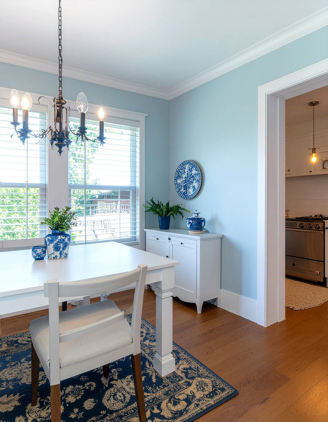 Blue and white dining room - 30 New Orleans dining room ideas