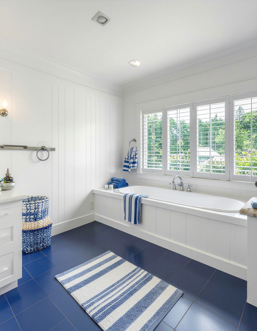 Blue and white pool bathroom - 30 pool bathroom ideas
