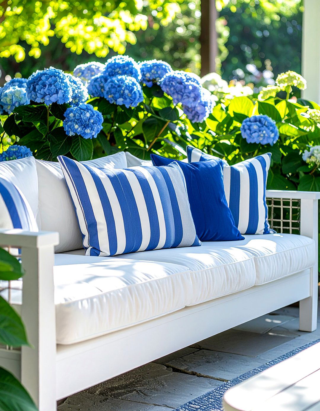 Blue and white stripes - 30 outdoor pillow ideas