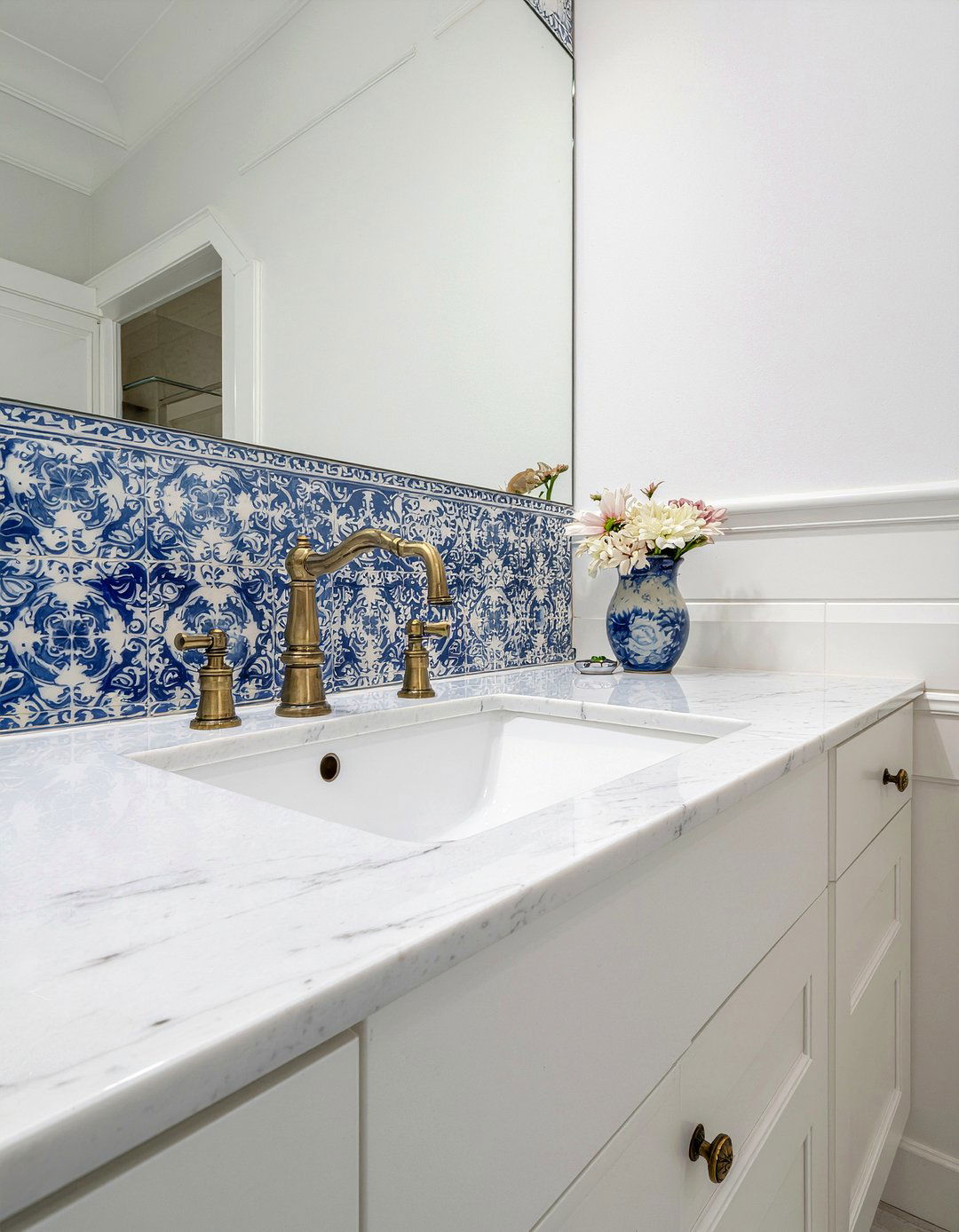 Blue and white tile - 30 French bathroom ideas