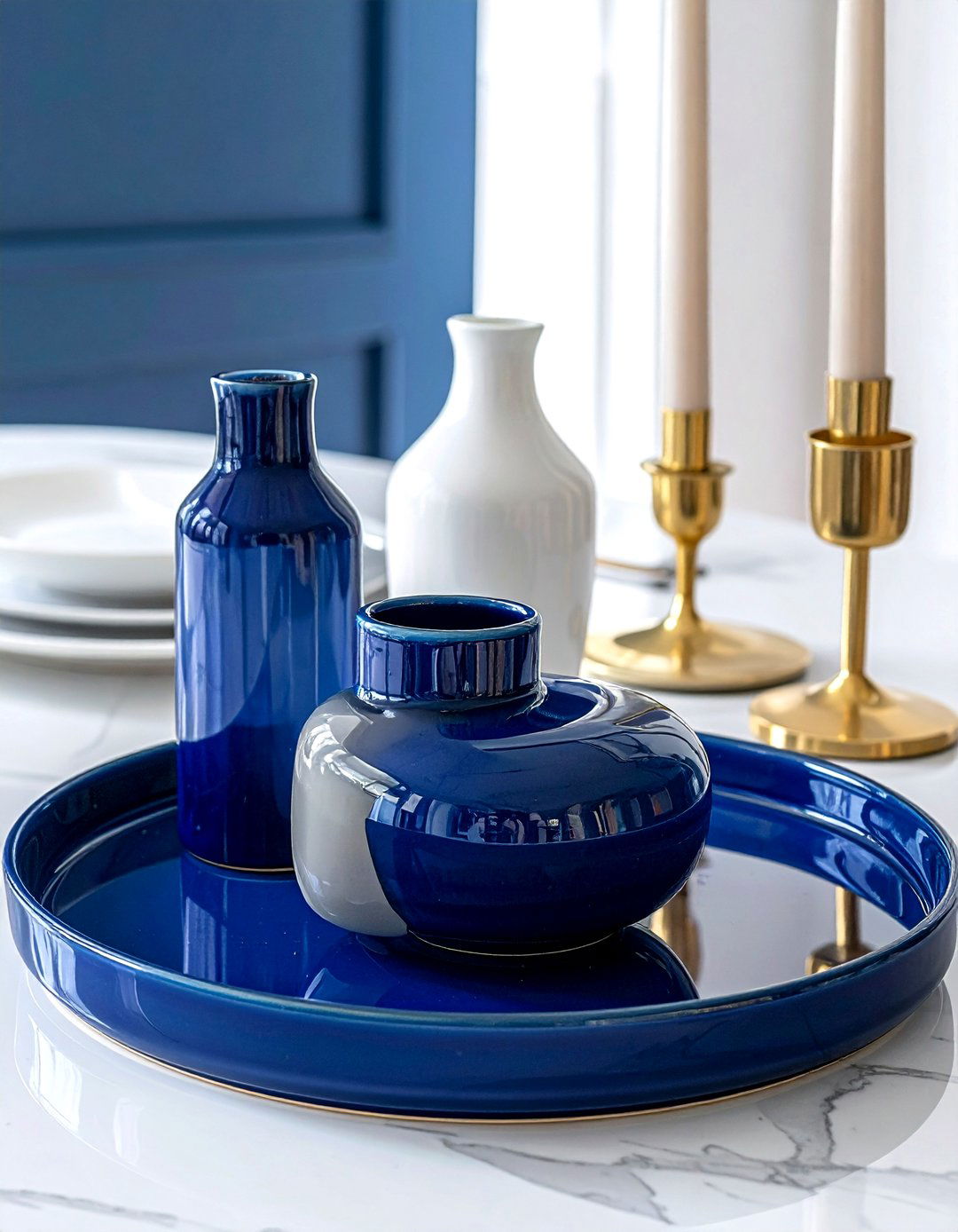 Blue ceramic tray - 30 tray centerpiece dining ideas