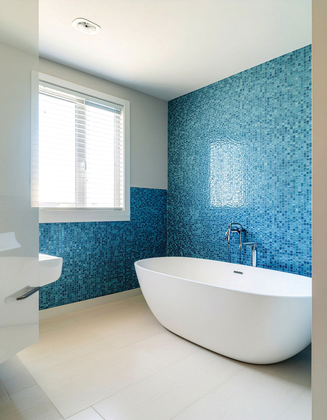 Blue glass mosaic - 30 mosaic bathroom ideas