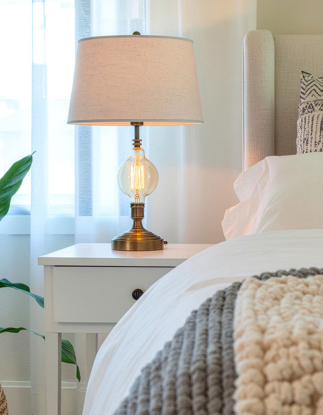 Blue light blocking lamp - 30 better sleep bedroom ideas