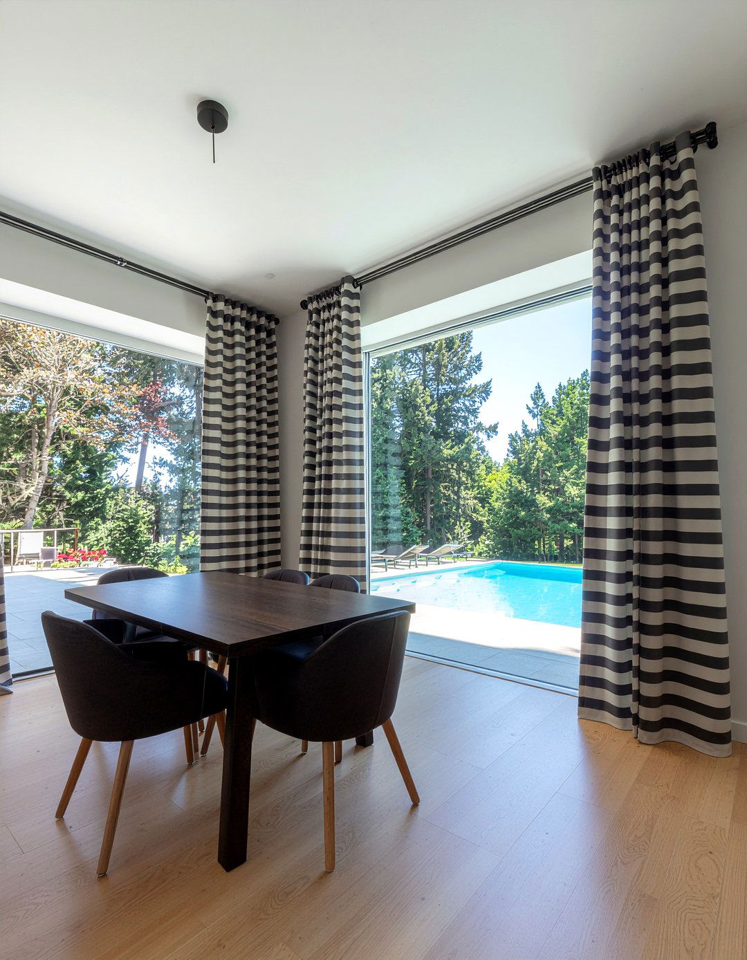 Bold Window Curtains - 30 bold dining room ideas