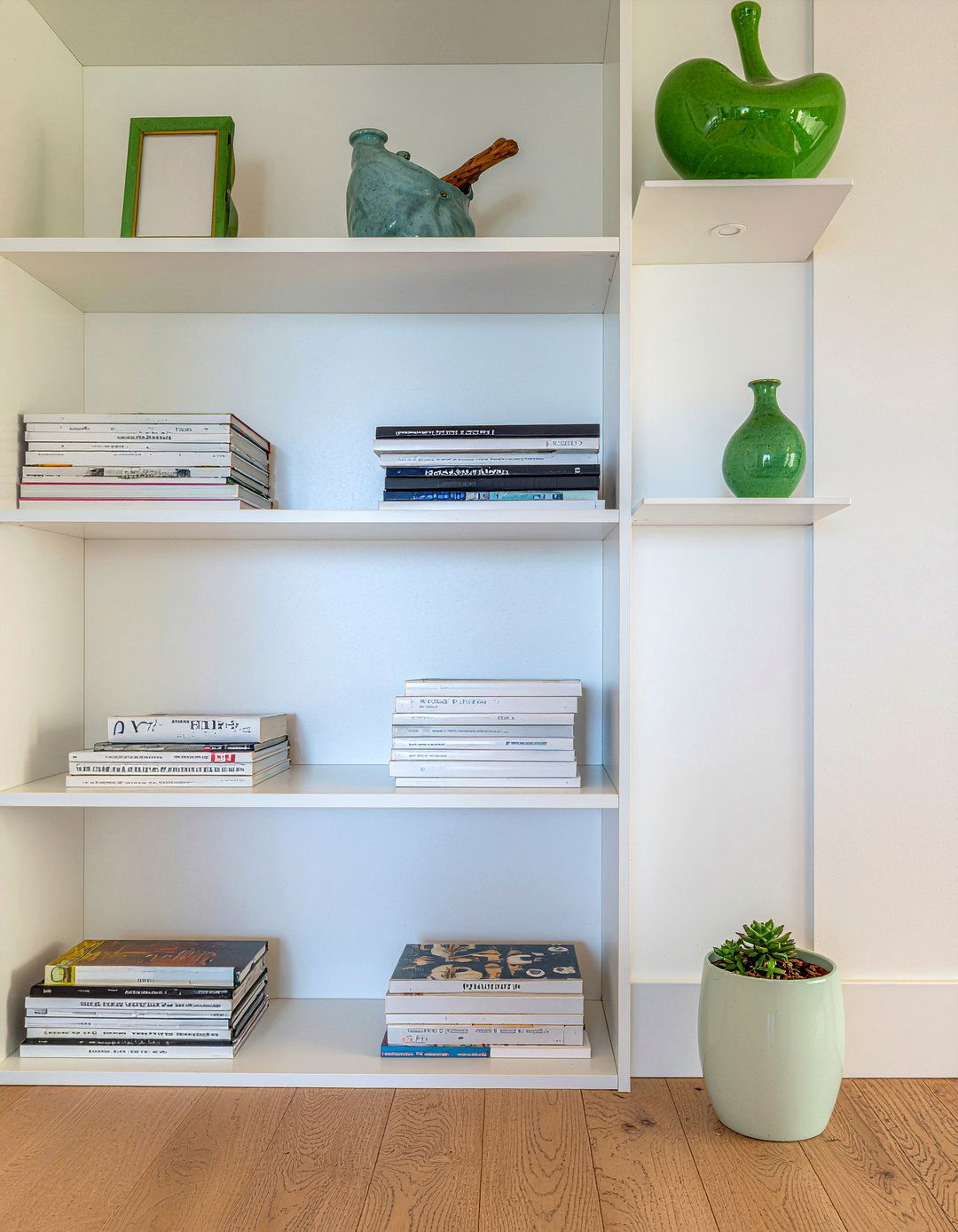 Bookshelf Divider Wall - 30 open plan bedroom ideas