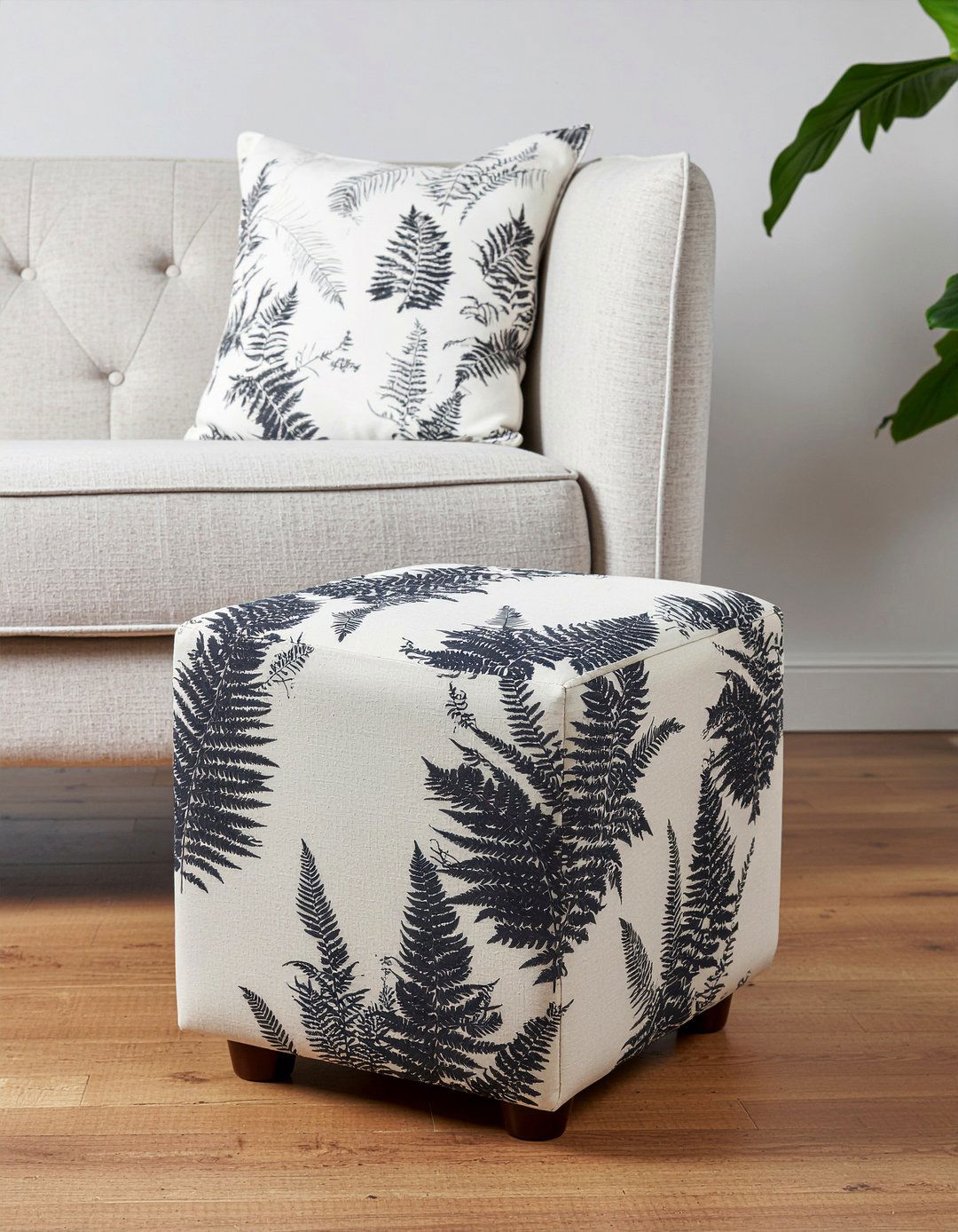 Botanical Print Ottoman - 30 living room cottage furniture ideas