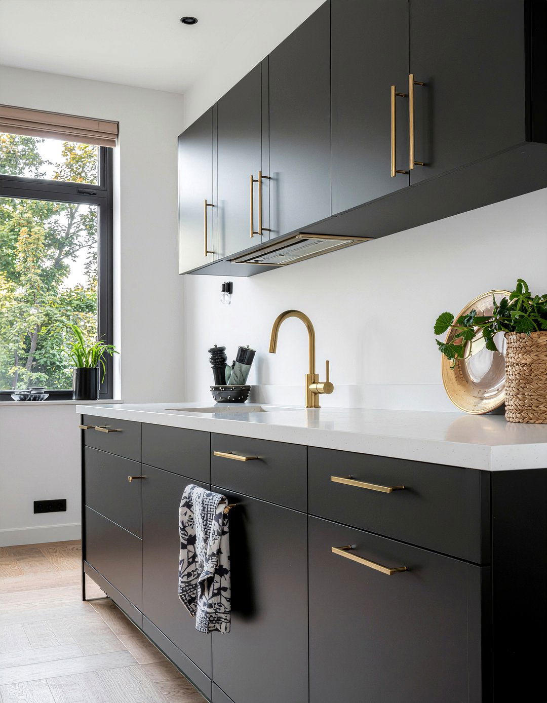 Brass And Matte Black Hardware - 30 kitchen material mixing ideas