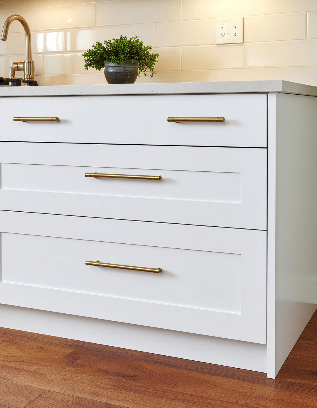 Brass Cabinet Hardware - 30 old house living room ideas