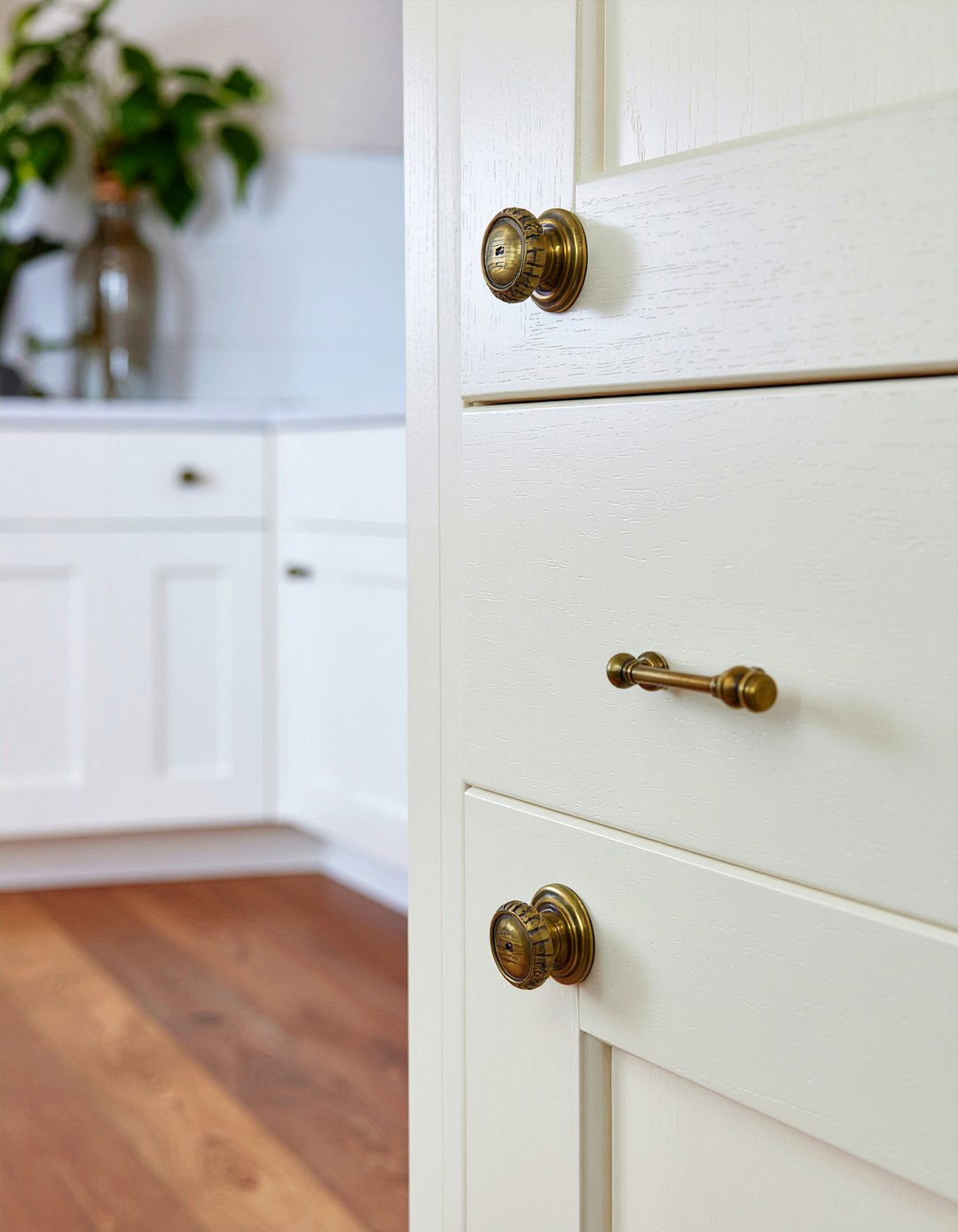 Brass Cabinet Latches - 30 brass accent kitchen ideas