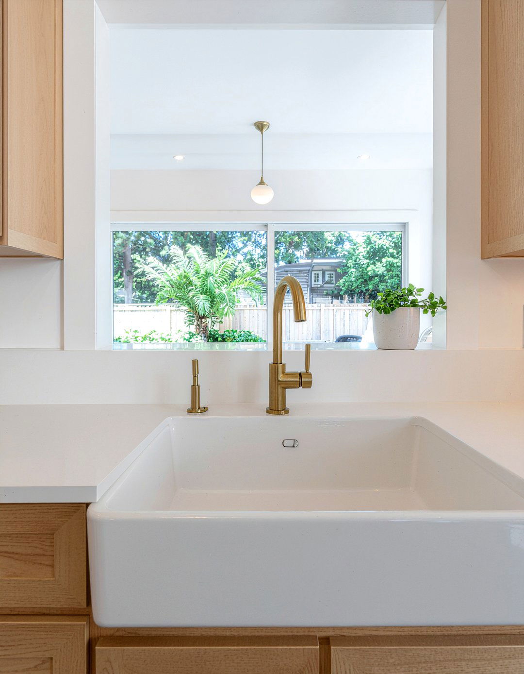 Brass Faucet Wet Bar Sink - 30 dining room wet bar ideas