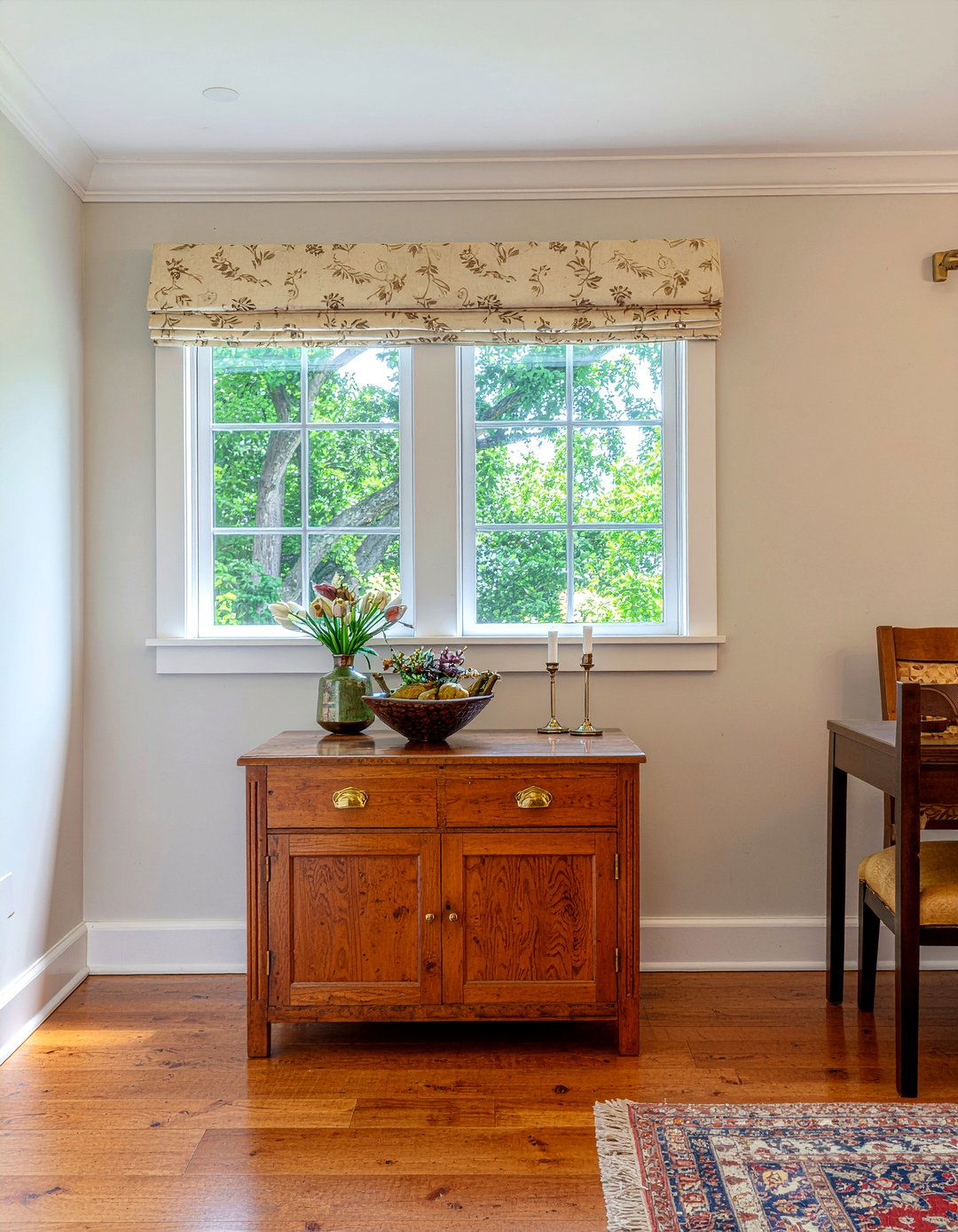 Brass Metal Hardware Accents - 30 bungalow dining room ideas