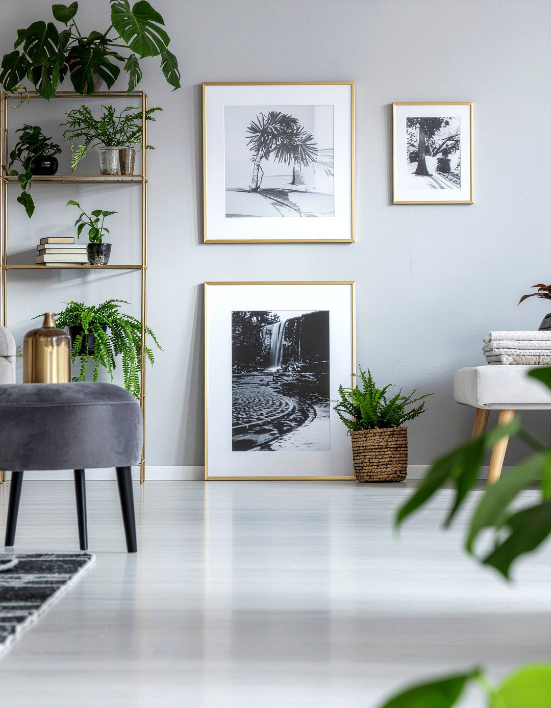 Brass Picture Frame - 30 brass accent living room ideas