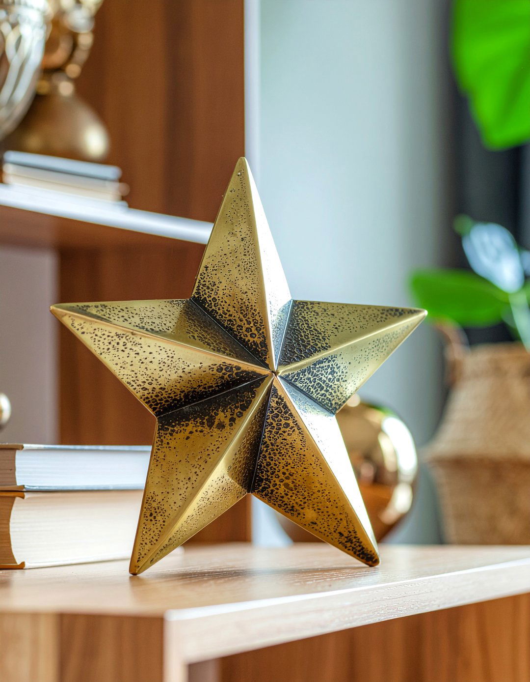 Brass Sculptural Object - 30 brass accent living room ideas