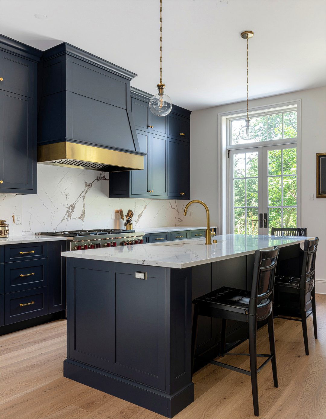 Brass and navy kitchen - 30 mixed material kitchen ideas