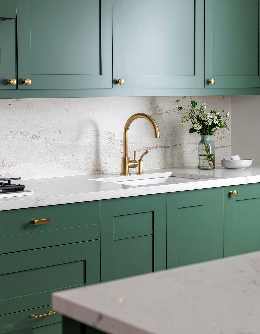Brass cabinet handles - 30 kitchen feature ideas