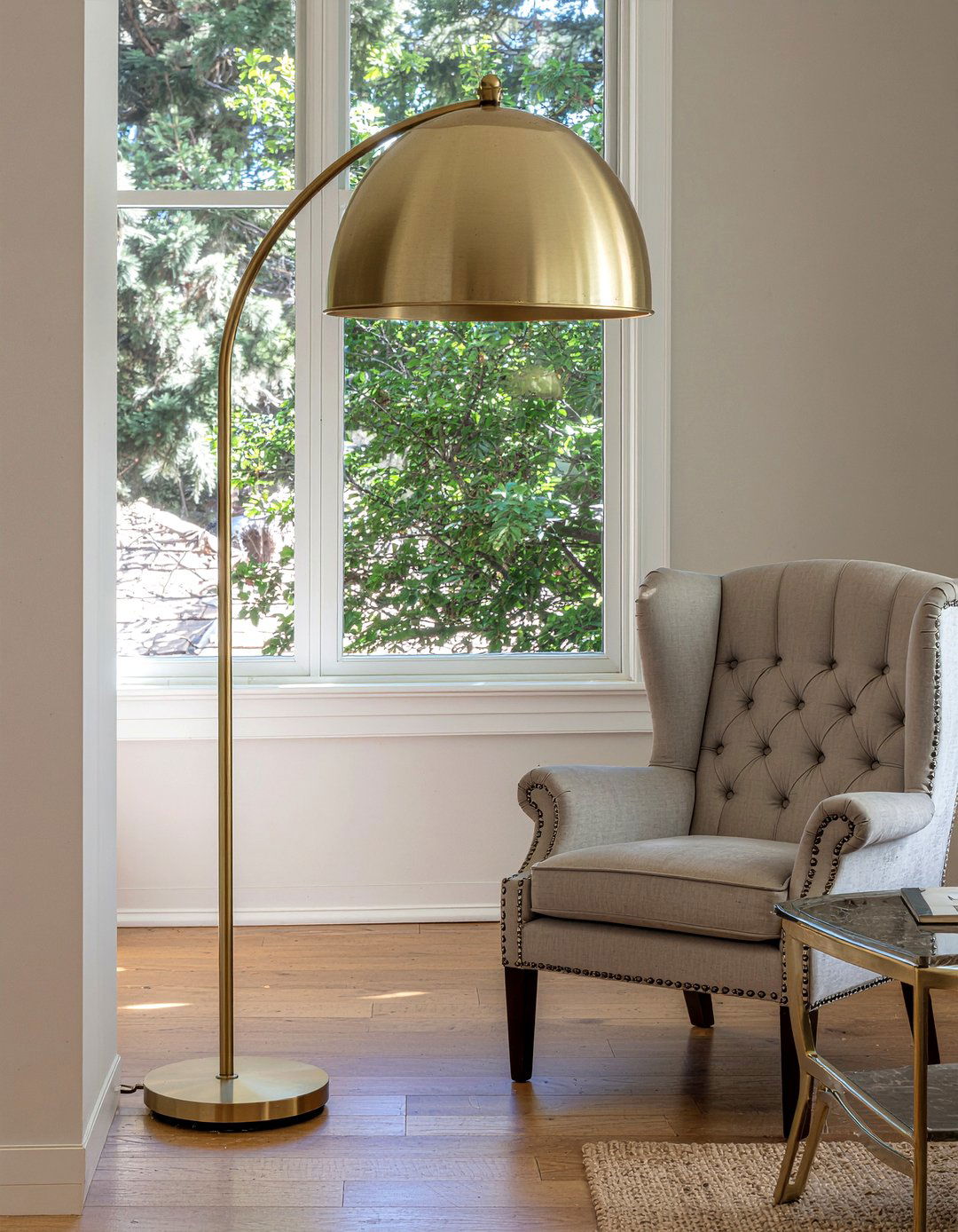 Brass floor lamp - 30 modern glam living room ideas